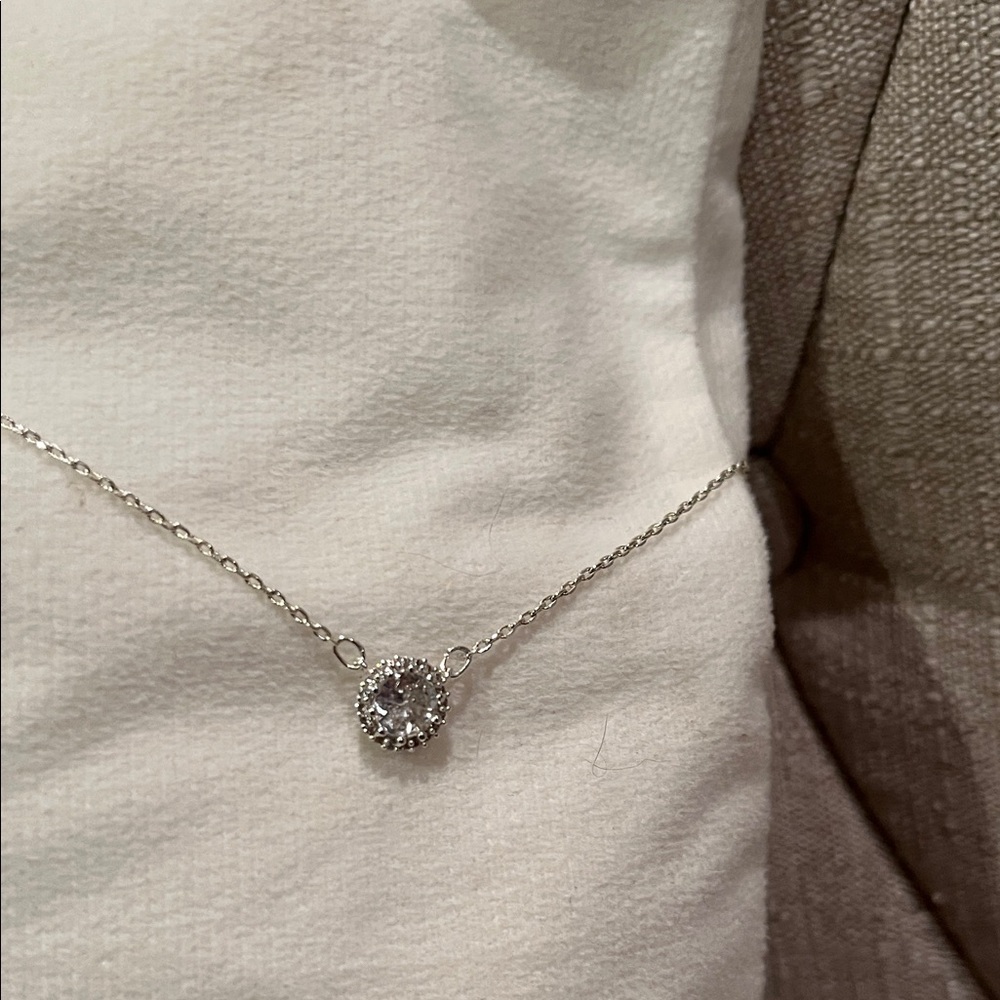 Elegant NWOT Silver fashion Necklace with Pendant